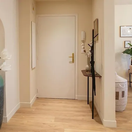 Apartamento L10 Clemenceau Central, Next Train Station