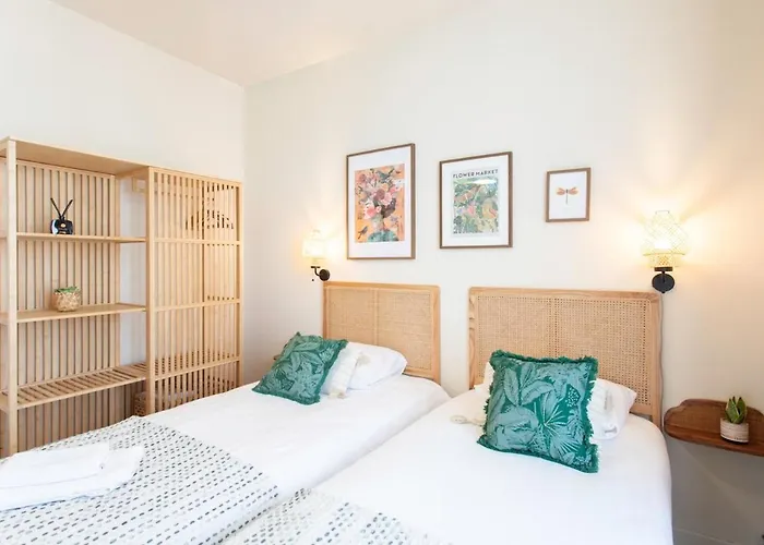 L10 Clemenceau Central, Next Train Station *