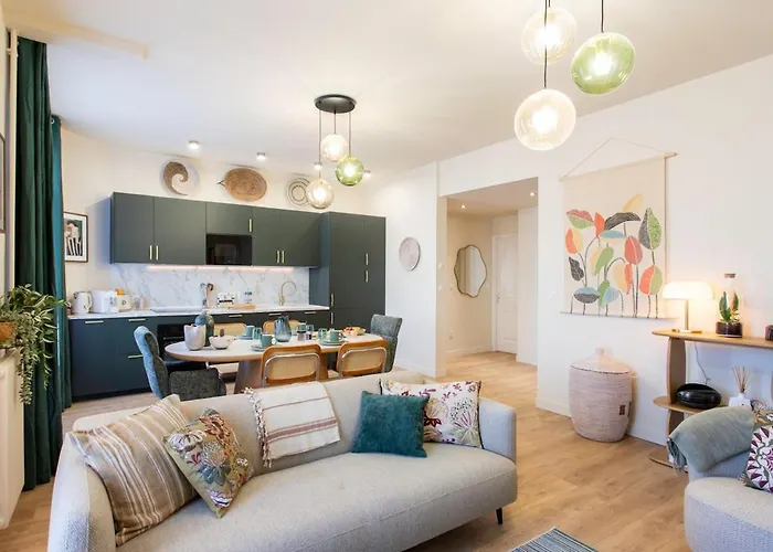 L10 Clemenceau Central, Next Train Station Appartement