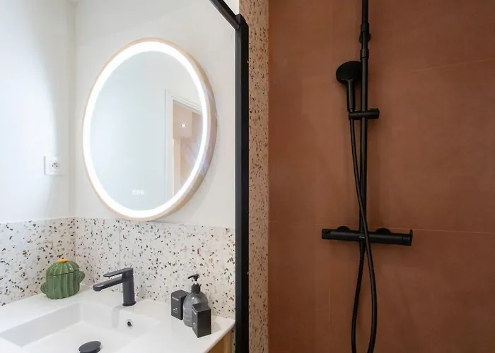 L10 Staywiz Us - Clemenceau Central, Next Train Station