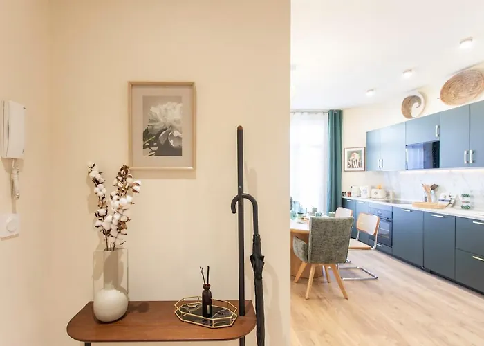 L10 Clemenceau Central, Next Train Station Appartement *