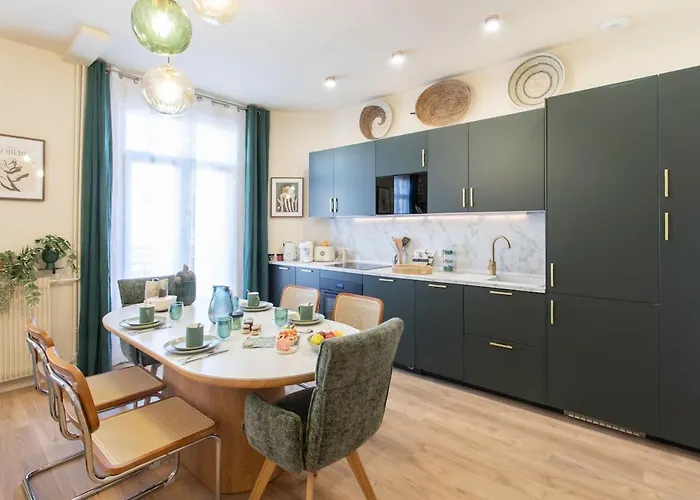 L10 Staywiz Us - Clemenceau Central, Next Train Station *