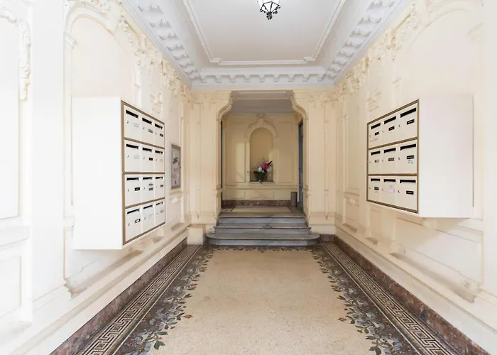 L10 Staywiz Us - Clemenceau Central, Next Train Station *