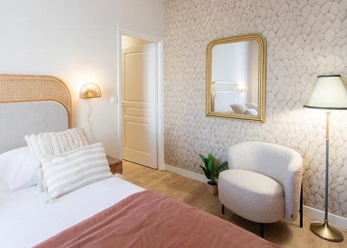 L10 Clemenceau Central, Next Train Station *