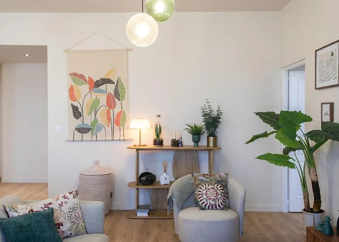 L10 Clemenceau Central, Next Train Station *