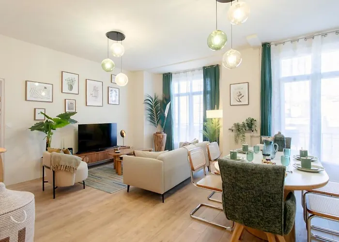 Appartement L10 Clemenceau Central, Next Train Station