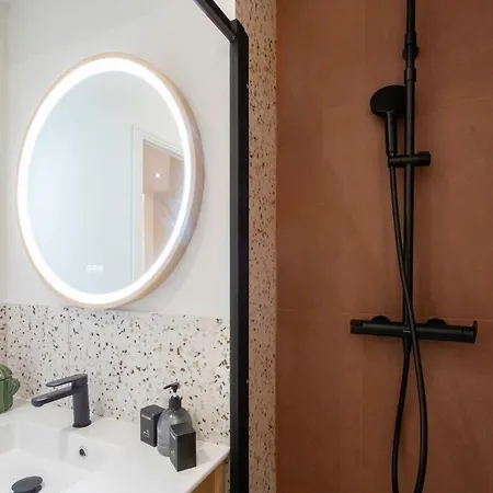 L10 Staywiz Us - Clemenceau Central, Next Train Station