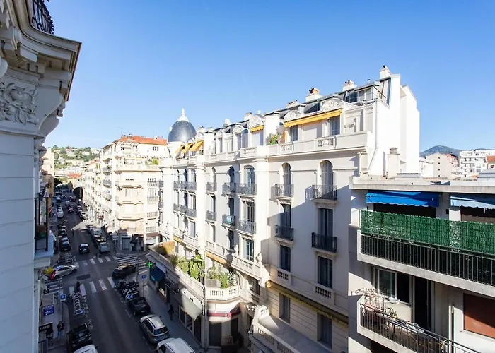 L10 Staywiz Us - Clemenceau Central, Next Train Station