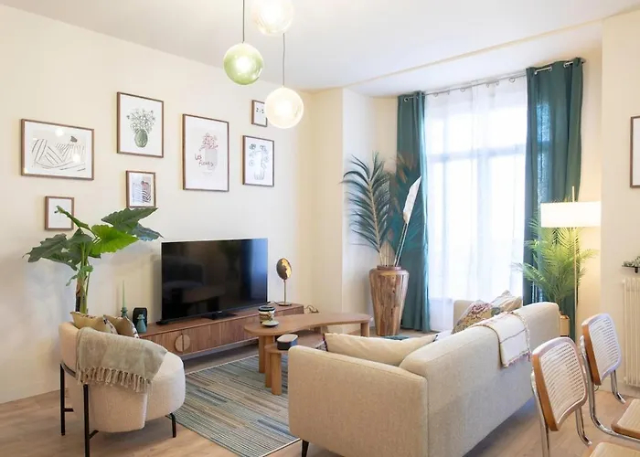L10 Staywiz Us - Clemenceau Central, Next Train Station